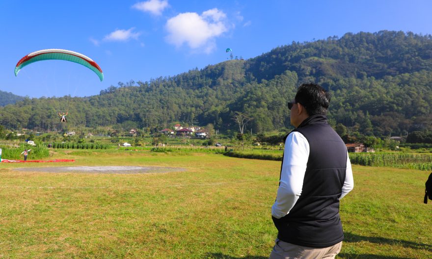 Mencoba Paralayang di Kota Batu, Pj. Gubernur Adhy Ajak Masyarakat Merasakan Keseruannya